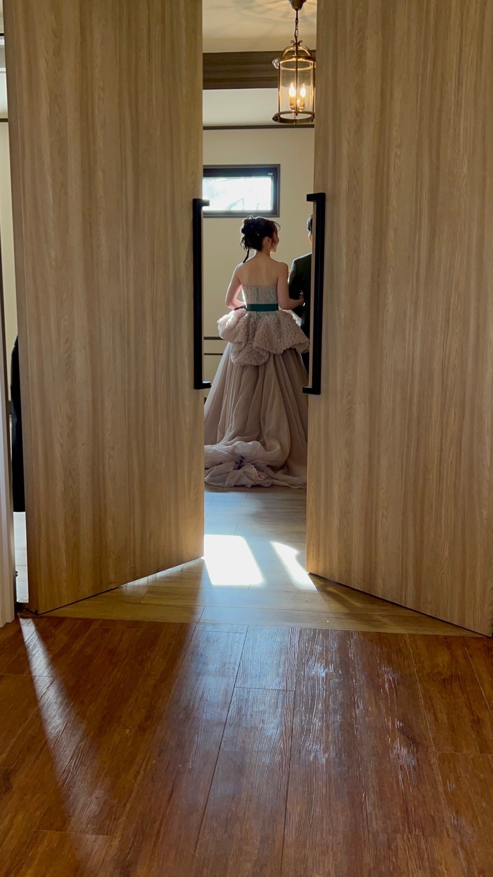 結婚式当日の花嫁の後ろ姿