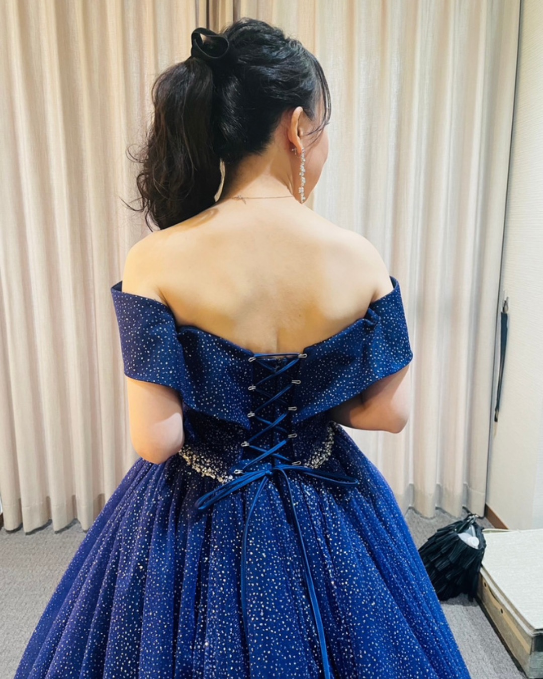 ネイビーのドレス姿の花嫁