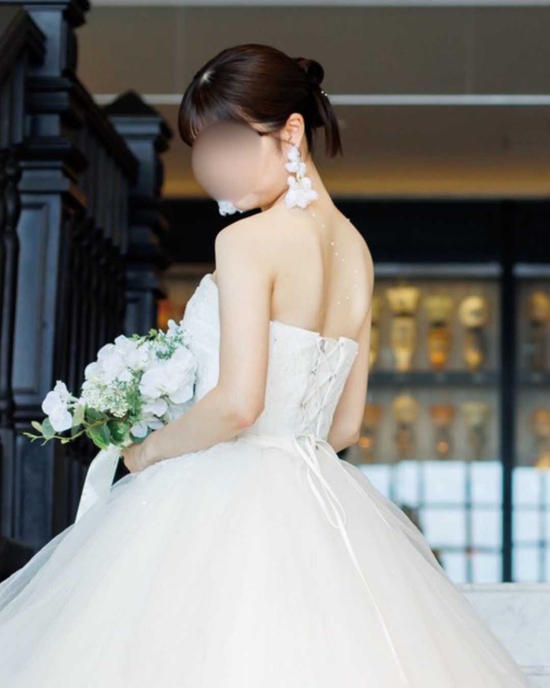肩と背中が美しく見える花嫁のドレス姿